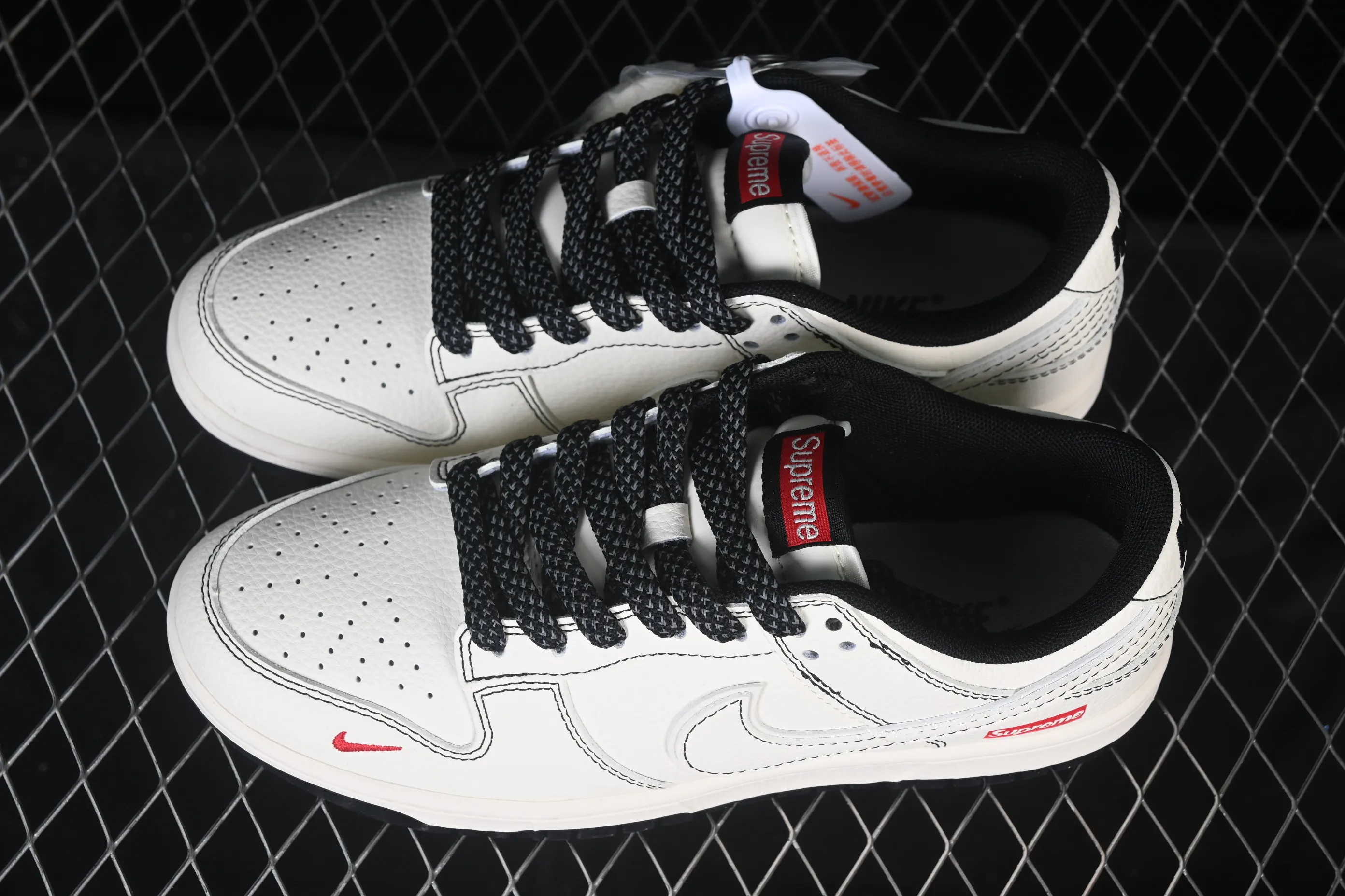 All categories Nk SB Dunk Series Nk SB Dunk Low High-end customized low-top sneakers Nike SB Dunk Low Supreme co-branded beige line with small red hook High-end customized low-top casual sneakers HH7518-098